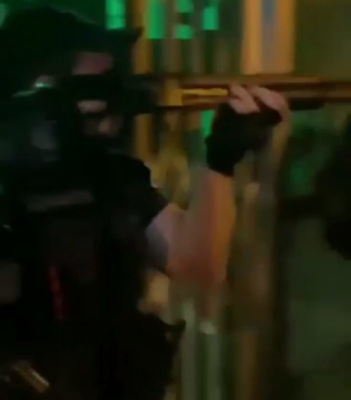 Guarda partiu para cima das pessoas, e empurrou jovem com a arma – Foto: Reprodução
