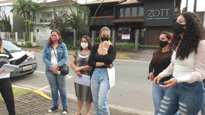 Várias pessoas reclamam das promessas não cumpridas e do prejuízo – Foto: Alfa Stofelli/NDTV