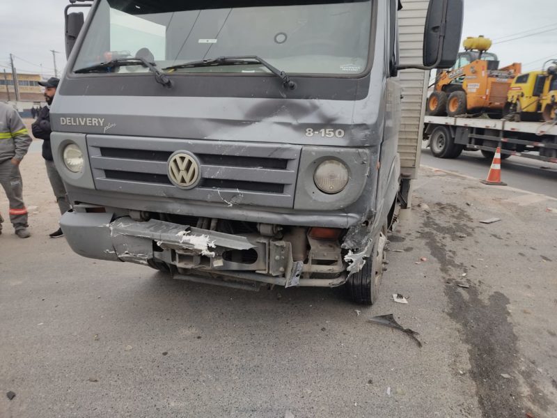 V&iacute;timas do caminh&atilde;o e do palio n&atilde;o se machucaram – Foto: Corpo de Bombeiros Navegantes/Divulga&ccedil;&atilde;o