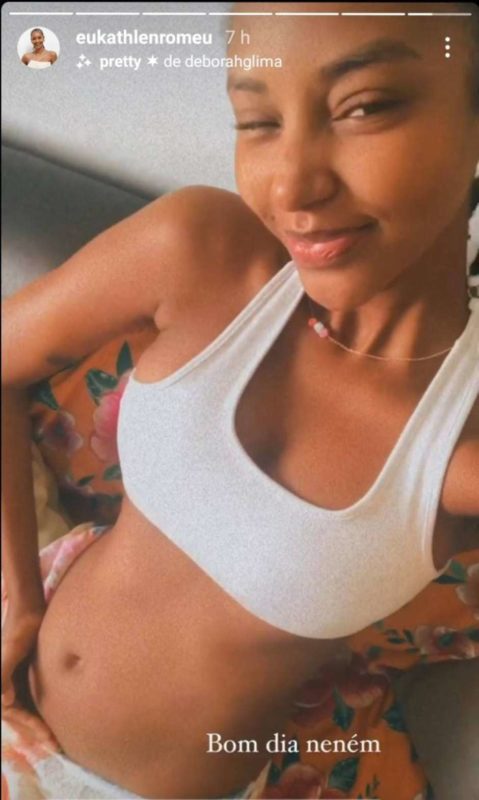 Horas antes de ser atingida, Katlhen postou em suas redes sociais uma foto com a barriga à mostra e a legenda ‘Bom dia, neném’ – Foto: Reprodução/Redes sociais