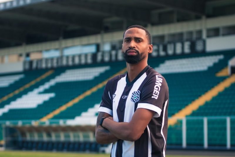 Guilherme com a camisa do Figueirense para foto de reapresentação