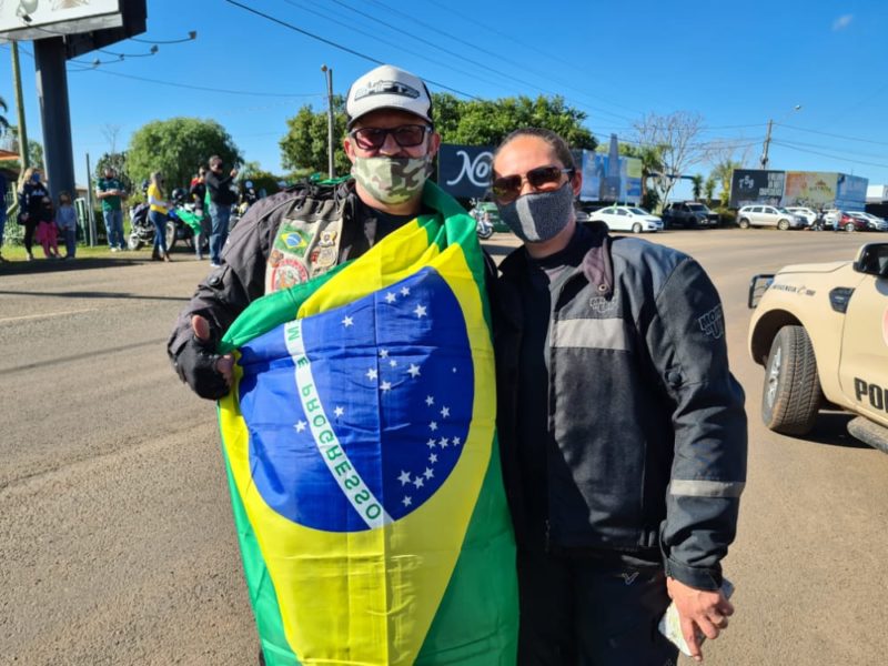 Hamilton Antônio Lázaro e a esposa na entrada do aeroporto em Chapecó – Foto: Francisco Lund Júnior/Especial ND