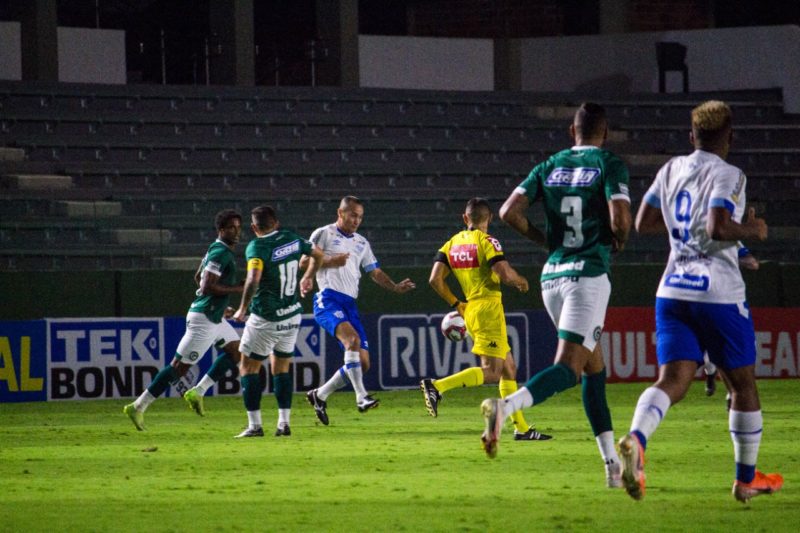 Um Ava&iacute; perdido na goleada sofrida diante do Goi&aacute;s. – Foto: Andr&eacute; Palma Ribeiro/Ava&iacute; FC