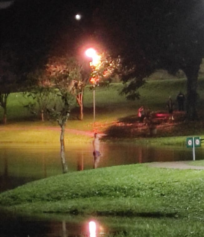 Com roupas íntimas, homem grita palavrões e palavras desconexas em lago de Palhoça. – Foto: PM/Divulgação/ND