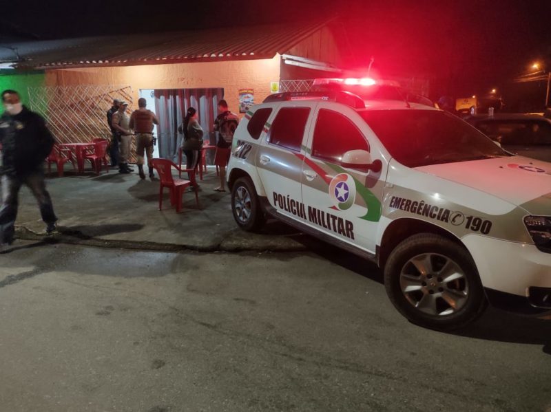 Homem foi morto a tiros no próprio bar em Joinville – Foto: Juliano Masselai/NDTV