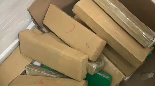 Na quitinete, foram apreendidas drogas, uma pistola e munições – Foto: Reprodução/NDTV RecordTV