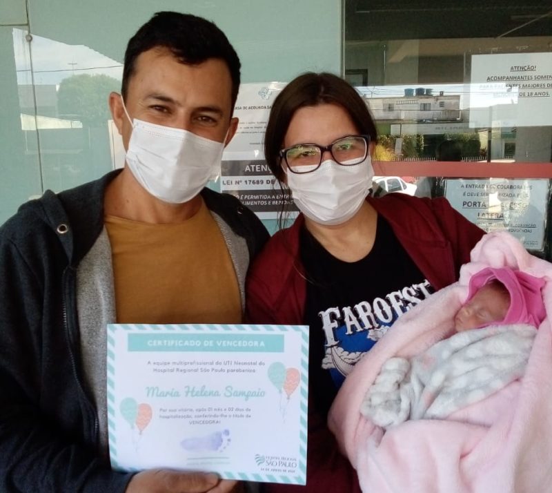 Marina e o esposo Carlos levaram a filha para casa nesta terça-feira (15). &#8211; Foto: HRSP/Divulgação/ND