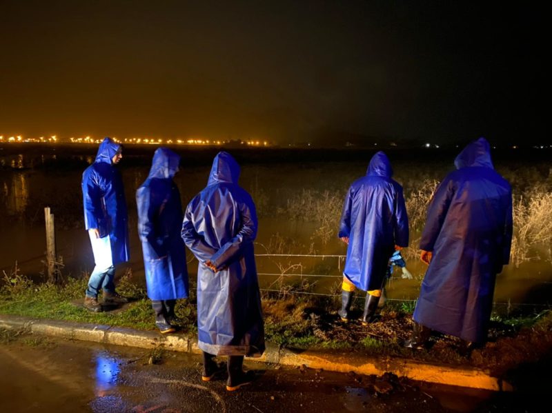 Equipes da Defesa Civil seguem em alerta durante a madrugada – Foto: Secom Camboriú/Divulgação