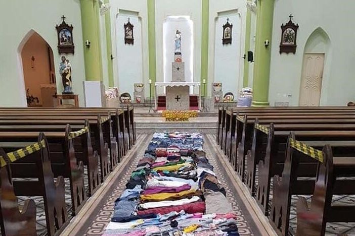 Igreja de Blumenau monta tapete de Corpus Christi com roupas e alimentos doados – Foto: Divulgação/Paróquia Nossa Senhora da Glória