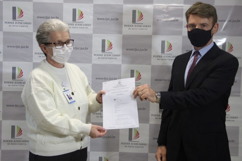 Entrega simb&oacute;lica dos recursos foi realizada nesta ter&ccedil;a-feira (22) no F&oacute;rum de Crici&uacute;ma – Foto: Fernanda de Maman/ND