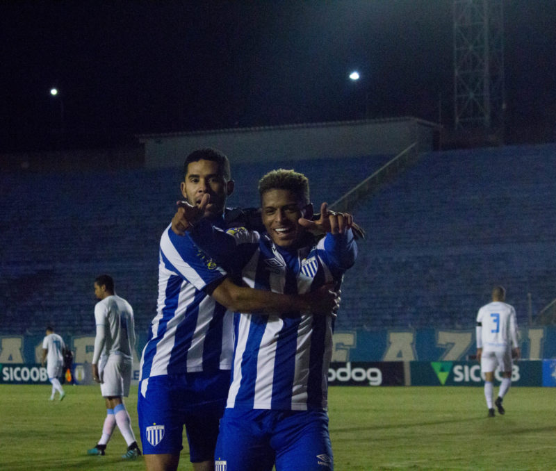 Jonathan comemora gol