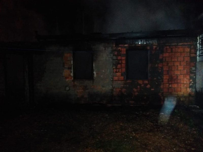 Mulher e os dois filhos conseguiram sair, antes que o fogo destru&iacute;sse a casa de 50m&sup2; em Forquilhinha – Foto: Corpo de Bombeiros/Divulga&ccedil;&atilde;o/ND