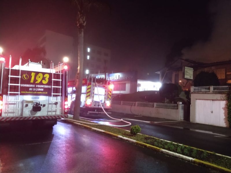 Proprietário do imóvel não foi identificado até a conclusão do rescaldo – Foto: Bombeiros Voluntários de Caçador/Divulgação/ND