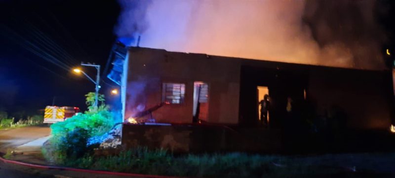 Barracão que funcionava uma fábrica de estofado ficou completamente destruído em incêndio – Foto: Corpo de Bombeiros/Divulgação/ND