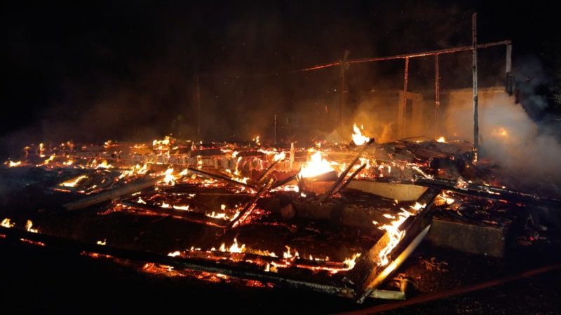 Casa de aproximadamente 100 m² ficou completamente destruído em incêndio registrado nesta madrugada de sexta-feira (4) – Foto: Corpo de Bombeiros/Divulgação/ND