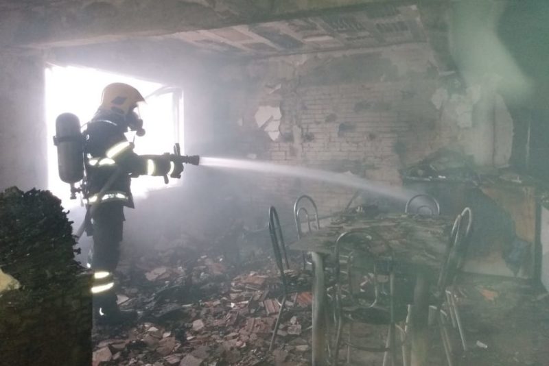 Incêndio destrói casa, no bairro Escola Agrícola – Foto: Divulgação/Corpo de Bombeiros