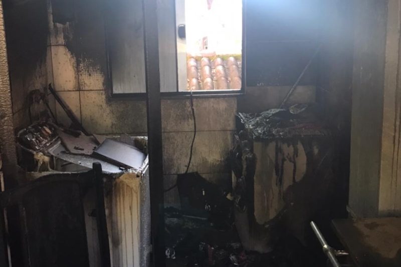 Idosa de 60 anos tentar salvar casa de inc&ecirc;ndio em Gaspar – Foto: Divulga&ccedil;&atilde;o/Corpo de Bombeiros
