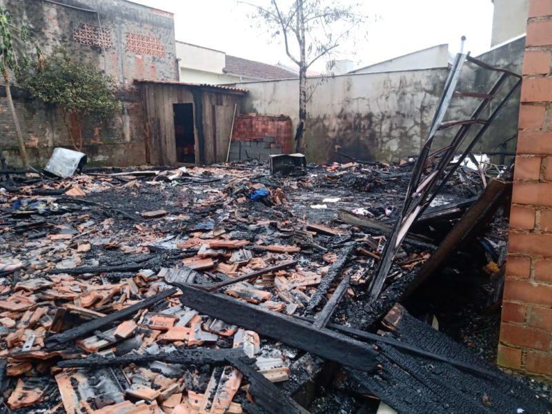 Um homem de 53 anos morreu carbonizado, na tarde desta sexta-feira (18), em Jaraguá do Sul, Norte de Santa Catarina. Ele estava em uma casa de madeira, que ficou completamente destruída – Foto: Gabriel Junior/Rádio Jaraguá/Divulgação/ND
