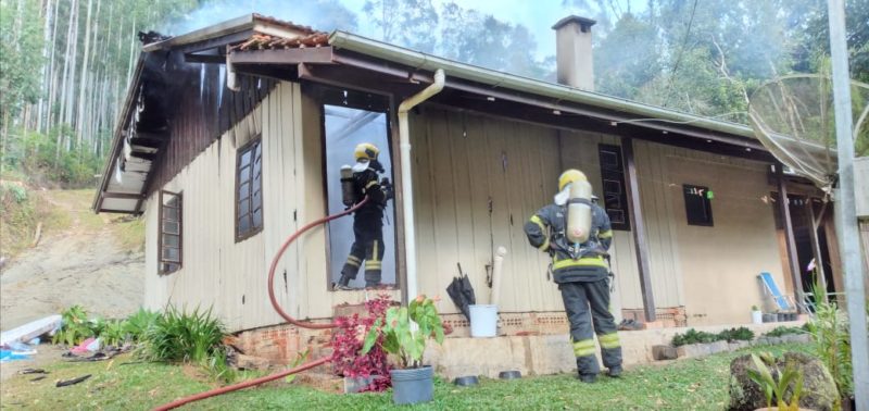 Fogão a lenha causou incêndio e destruiu parte de uma casa de madeira em Pouso Redondo, no Alto Vale do Itajaí – Foto: Divulgação/Corpo de Bombeiros