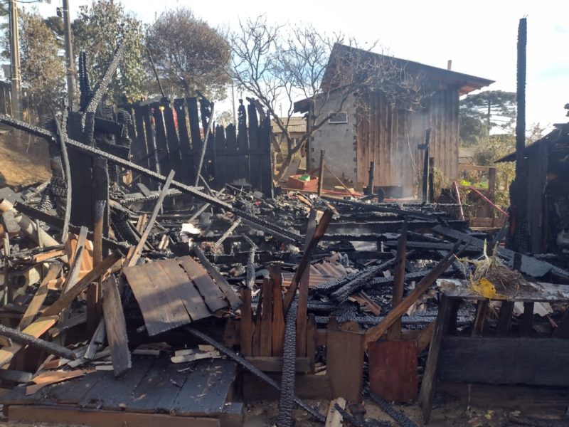 Sete filhotes de cachorro morreram carbonizados após uma casa pegar fogo em Santa Cecília, na Serra Catarinense, na tarde desta terça-feira (15). A residência de madeira ficou completamente destruída – Foto: CBMSC/Divulgação/ND