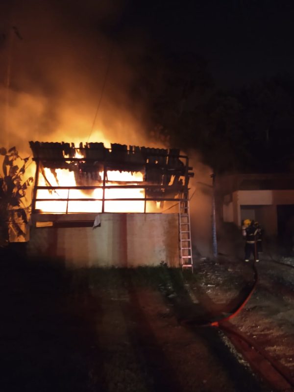 Vizinhos ajudaram a resgatar as crianças da casa em chamas pela janela – Foto: Divulgação/Corpo de Bombeiros