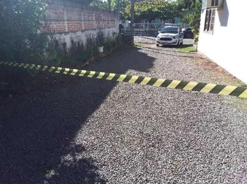 Mulher que ficou desaparecida por cinco dias é encontrada morta dentro de casa