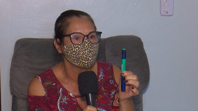 Juracema teme pela saúde do filho sem a insulina – Foto: Reprodução/NDTV