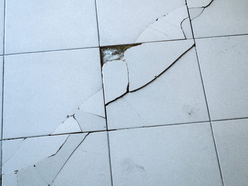 É possível estar solucionando problemas com piso cerâmico quebrado &#8211; Foto: Divulgação