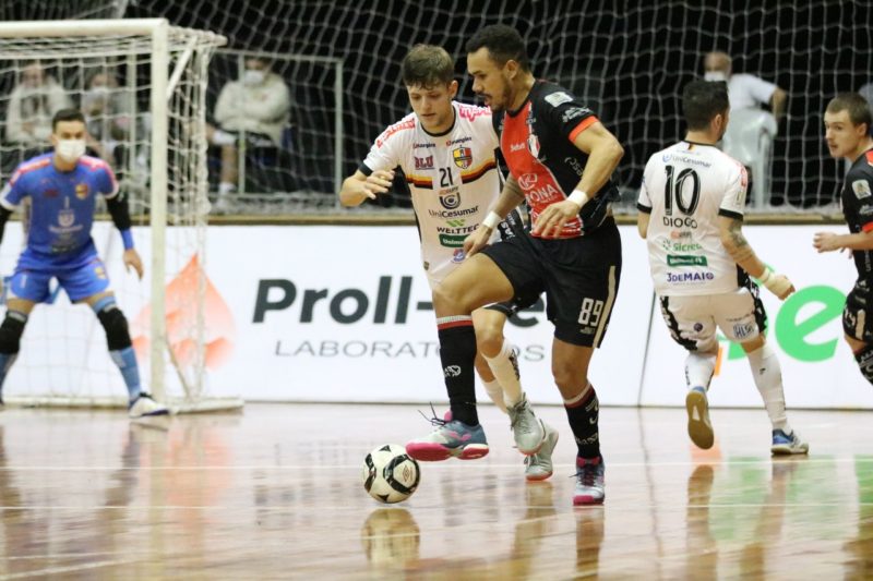 JEC Futsal e Blumenau garantiram vaga nos playoffs e, al&eacute;m deles, Joa&ccedil;aba e Tubar&atilde;o tamb&eacute;m avan&ccedil;aram &agrave;s oitavas – Foto: Juliano Schmidt/JEC Futsal/Divulga&ccedil;&atilde;o/ND