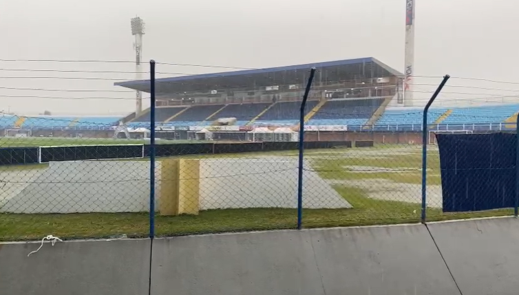 Na Ressacada, futebol impraticável para Avaí e Remo. Jogo Adiado. – Foto: reprodução/vídeo/Avaí FC