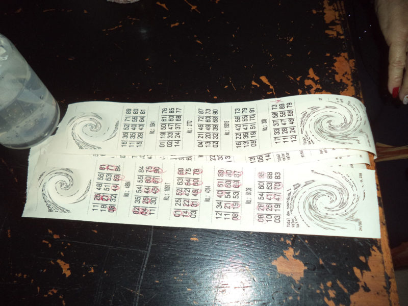 Uma mulher fazia apostas quando a polícia chegou ao local