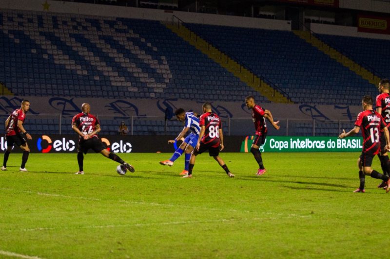 Jonathan, entre quatro marcadores, finaliza para empatar a partida contra o Athletico – Foto: André Palma Ribeiro/Avaí F.C