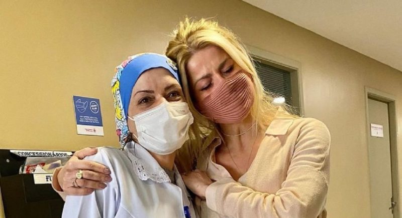 Atriz Karina Bacchi com a enfermeira que a imunizou contra a Covid-19 – Foto: Reprodução / Instagram