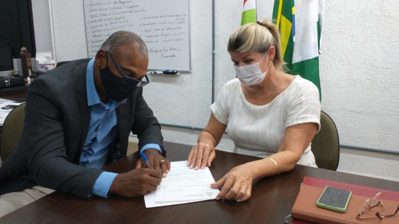 Kelvin Soares e Natália Lúcia Petry, da Secretaria Municipal de Cultura Esporte e Lazer de Jaraguá do Sul, em março, quando a cidade desistiu de realizar o evento – Foto: Prefeitura de Jaraguá do Sul/Divulgação/ND