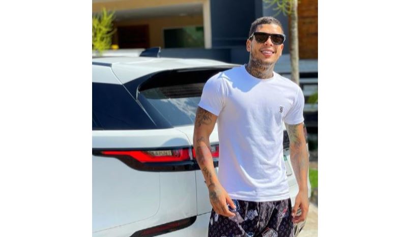 MC Kevin em frente de um carro