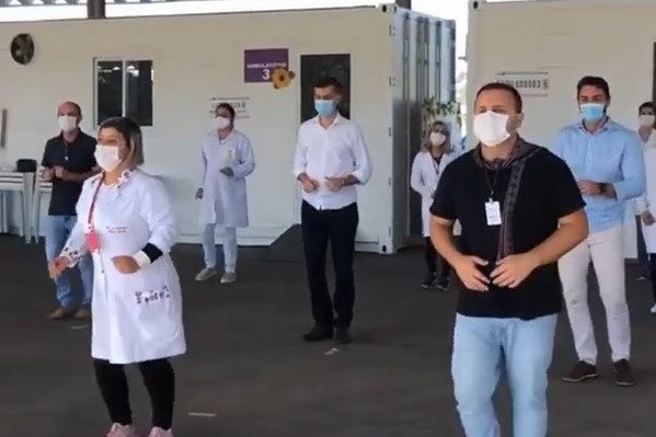 Prefeito de Gaspar (ao centro) dan&ccedil;a pisadinha para incentivar vacina&ccedil;&atilde;o – Foto: Reprodu&ccedil;&atilde;o/Redes Sociais