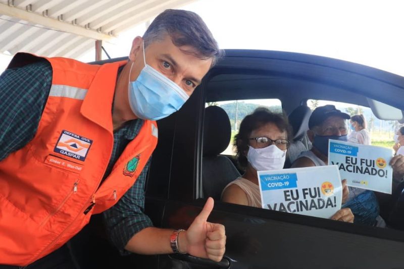 Kleber Wan-Dall durante drive-thru de vacina&ccedil;&atilde;o em Gaspar – Foto: Divulga&ccedil;&atilde;o/Redes Sociais