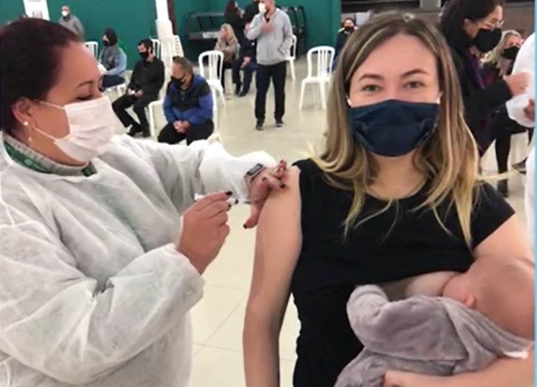 A analista de mercado Deise Backes comemorou a inclus&atilde;o das lactantes na vacina&ccedil;&atilde;o e j&aacute; tomou a primeira dose em Crici&uacute;ma – Foto: Reprodu&ccedil;&atilde;o/NDTV/ND