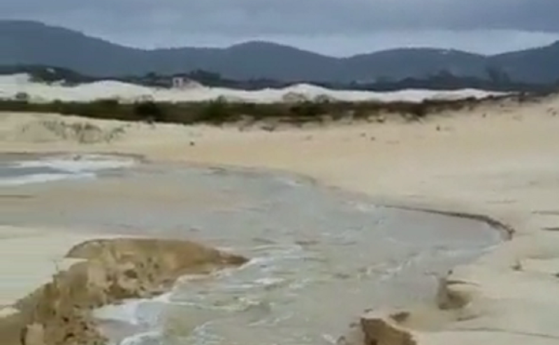 Moradores denunciam surgimento de &lsquo;rio&rsquo; nas dunas da Lagoa da Concei&ccedil;&atilde;o ap&oacute;s bombeamento – Foto: Reprodu&ccedil;&atilde;o/NDTV RecordTV