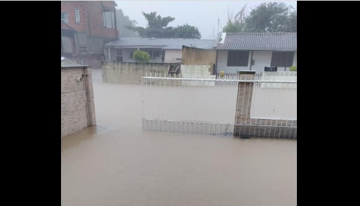 Rua completamente alagada no bairro Cabeçuda, em Laguna – Foto: Redes Sociais/Reprodução/ND
