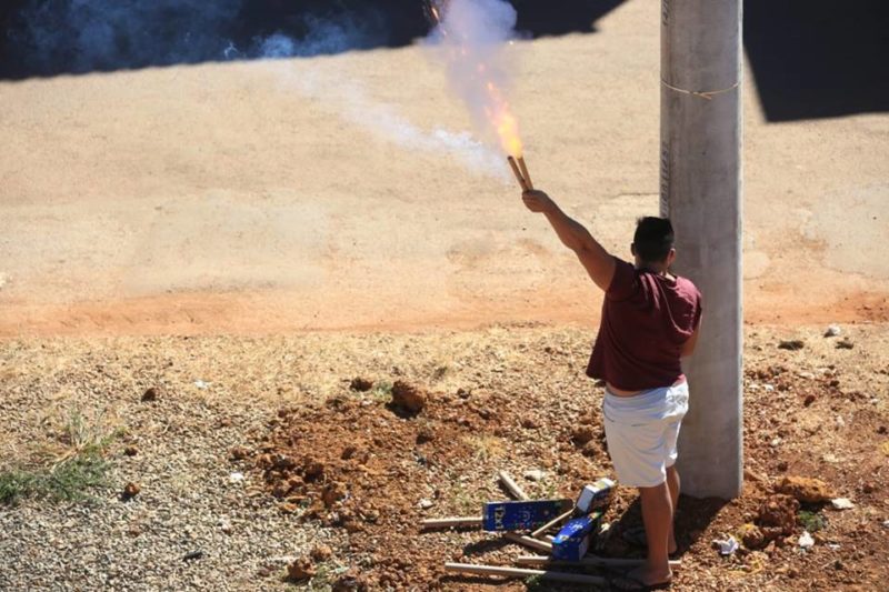 Moradores comemoram morte de L&aacute;zaro com fogos de artif&iacute;cios; &ldquo;Estamos felizes demais. Foram 20 dias de ang&uacute;stia. Sem dormir. Preocupados. Eles s&atilde;o guerreiros. Merecem todo o nosso apoio pela dedica&ccedil;&atilde;o. Agora &eacute; hora de comemorar&rdquo;, disse Larissa Alves, 34, moradora da regi&atilde;o – Foto: Reprodu&ccedil;&atilde;o/ND