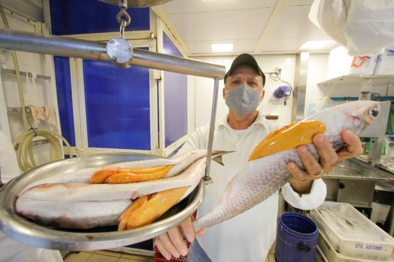 Quilo da tainha varia entre R$ 13 e R$ 20 no Mercado P&uacute;blico de Florian&oacute;polis – Foto: Leo Munhoz/ND