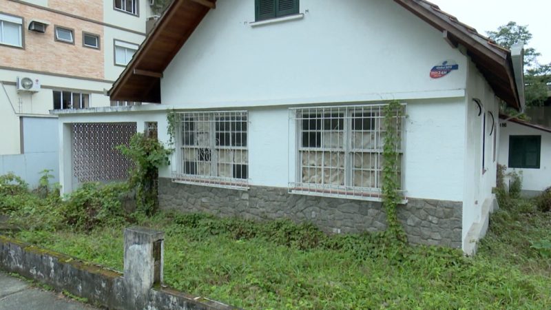 Casas abandonadas podem apresentar risco em relação à dengue – Foto: Thiago Bonin/NDTV