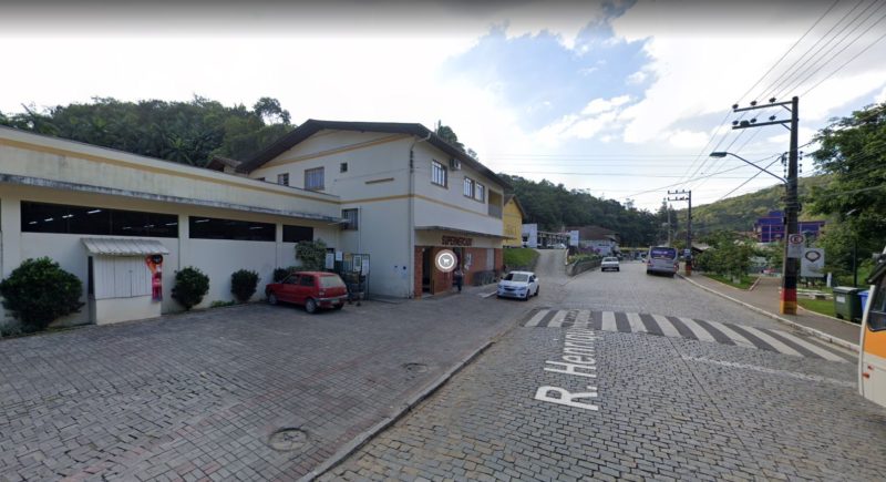 Mulher encontrou feto na cal&ccedil;ada enquanto ia trabalhar – Foto: Reprodu&ccedil;&atilde;o/Google Street View
