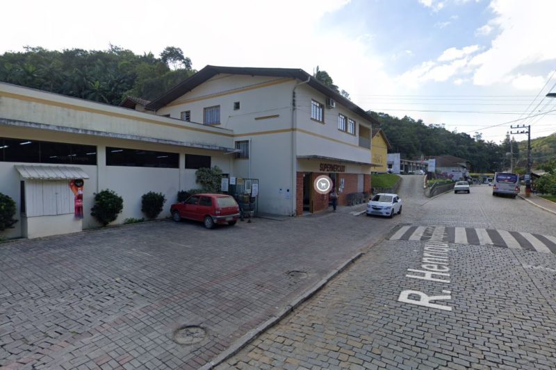 Mulher encontrou feto na calçada enquanto ia trabalhar – Foto: Reprodução/Google Street View