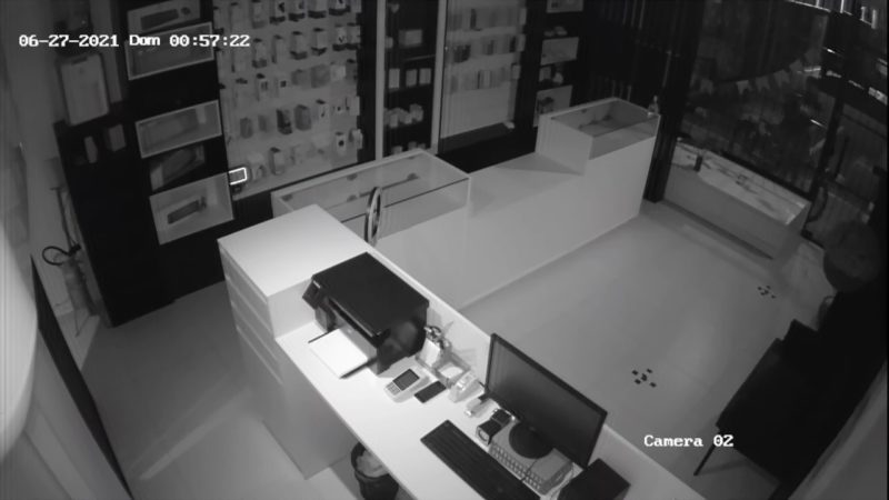 Assaltante quebrou a portal frontal da loja e conseguiu invadir o estabelecimento – Foto: Divulga&ccedil;&atilde;o