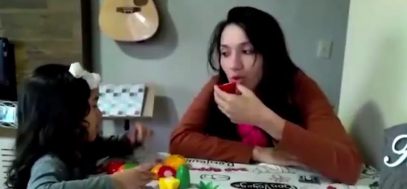 Vanessa e a filha Luna precisam driblar os desafios causados pela falta de rotina