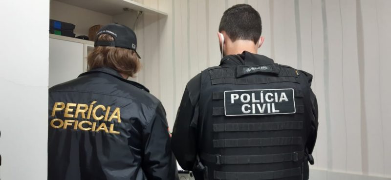 Policiais cumprem seis mandados de busca e apreensão em operação de combate à exploração sexual de crianças e adolescentes na internet. – Foto: Divulgação/ Polícia Civil
