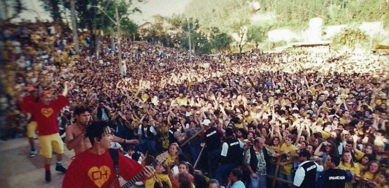 A banda Mamonas Assassinas foi uma das atra&ccedil;&otilde;es nacionais que tocou em Blumenau no Skol Rock – Foto: Reprodu&ccedil;&atilde;o/Redes Sociais/ND