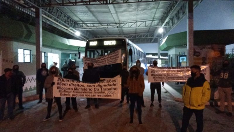 Manifestantes se reuniram no início da manha na garagem de uma empresa de ônibus